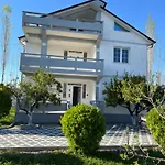 Villa Villa *